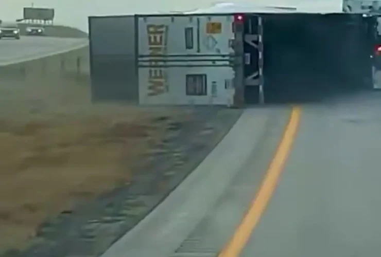 بر اثر وزش باد شدید در غرب آمریکا کامیون ها واژگون شدند 22 بر اثر وزش باد شدید در غرب آمریکا کامیون ها واژگون شدند