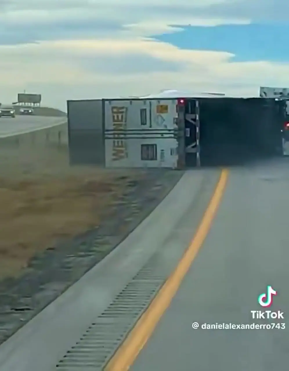 بر اثر وزش باد شدید در غرب آمریکا کامیون ها واژگون شدند