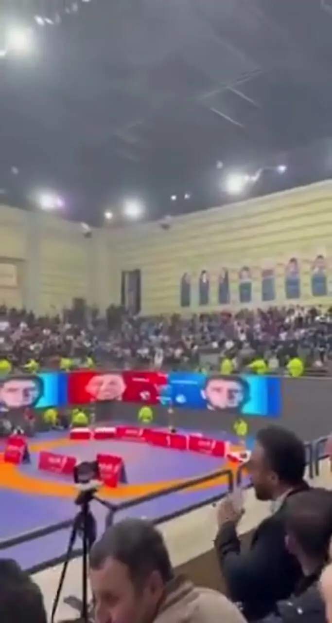 برای دیدن؛ حضار پس از اعلام نام منشی، رسول کادم را تشویق کردند! 1 برای دیدن؛ حضار پس از اعلام نام منشی، رسول کادم را تشویق کردند!