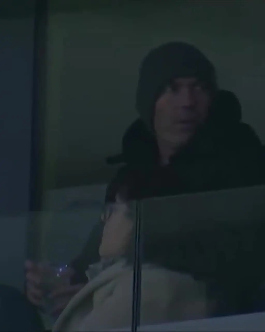 برای دیدن؛ زیدان بازی رئال و منچستر سیتی را مخفیانه با کلاه بافتنی تماشا می کند! 1 برای دیدن؛ زیدان بازی رئال و منچستر سیتی را مخفیانه با کلاه بافتنی تماشا می کند!