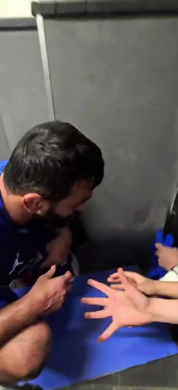 برای دیدن؛ شورت و پیراهن ورزشی حسن یزدانی را هم گرفتند! 1 برای دیدن؛ شورت و پیراهن ورزشی حسن یزدانی را هم گرفتند!