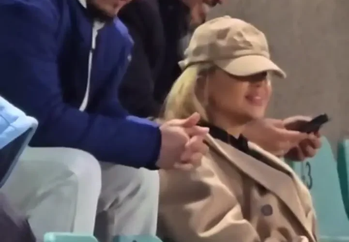 برای دیدن؛ همسر اوستون اورونوف تماشاگر ویژه بازی پرسپولیس - پیکان است