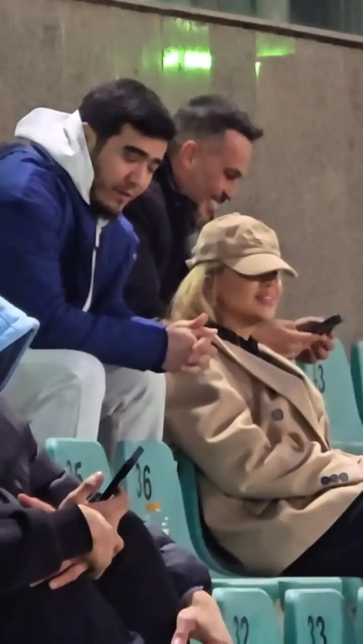 برای دیدن؛ همسر اوستون اورونوف تماشاگر ویژه بازی پرسپولیس - پیکان است 1 برای دیدن؛ همسر اوستون اورونوف تماشاگر ویژه بازی پرسپولیس - پیکان است