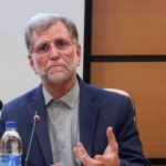 برخی از دولتمردان تمایل خود را برای افزایش نرخ ارز و لغو ارز ترجیحی اعلام کردند که در افزایش نرخ ارز موثر بود/ اقتصاد کشور درگیر شوک ها و آشفتگی های سیاسی است.