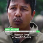 به فیل ها کمک می شود تا زباله ها را در مناطق سیل زده اندونزی پاکسازی کنند