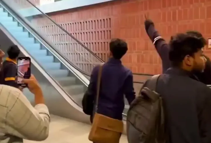 حادثه عجیب در پله برقی دانشگاه بنگلادش 21 حادثه عجیب در پله برقی دانشگاه بنگلادش
