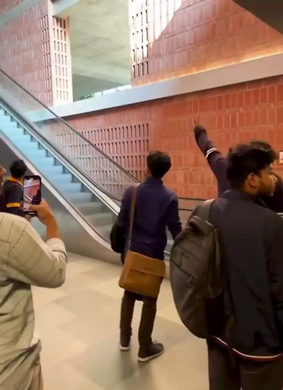 حادثه عجیب در پله برقی دانشگاه بنگلادش 1 حادثه عجیب در پله برقی دانشگاه بنگلادش