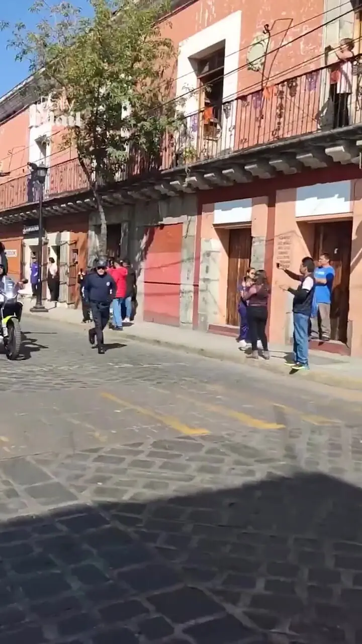 حرکات آکروباتیک پلیس مکزیکی به سبک هندی