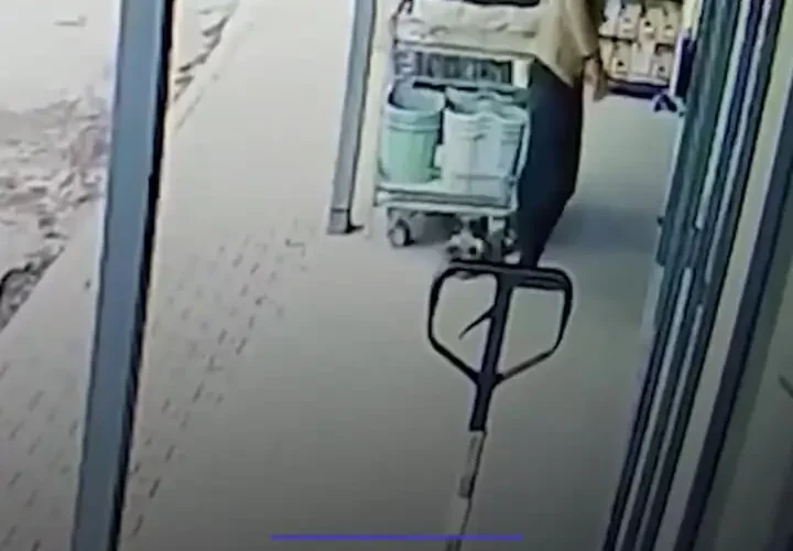 حرکت جالب پیرمرد با کفش های گل آلود هنگام ورود به فروشگاه 15 حرکت جالب پیرمرد با کفش های گل آلود هنگام ورود به فروشگاه