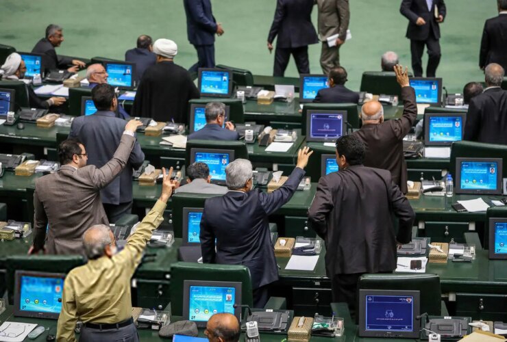 حمله تند روزنامه اصولگرا به مجلس: جلسه مجلس پر جنب و جوش بود، دلار با هر فریاد نمایندگان بالا رفت.