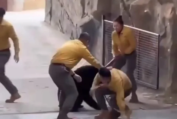 حمله وحشتناک خرس به نگهبان پس از اجرا در چین
