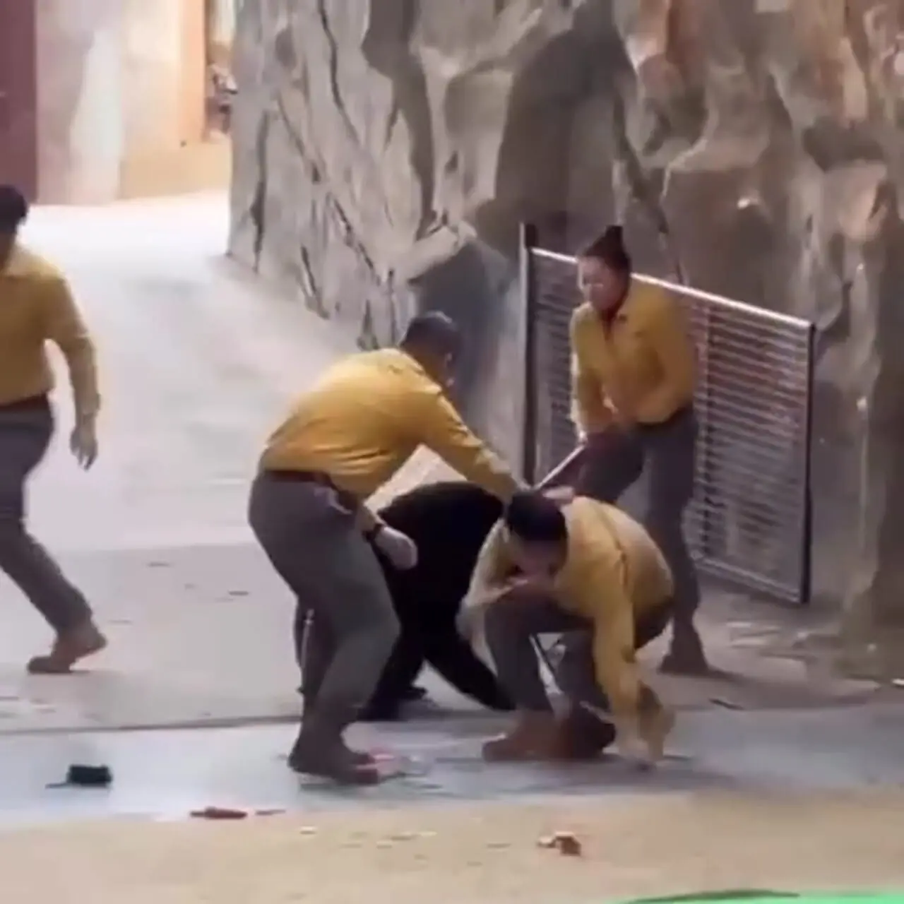 حمله وحشتناک خرس به نگهبان پس از اجرا در چین 1 حمله وحشتناک خرس به نگهبان پس از اجرا در چین