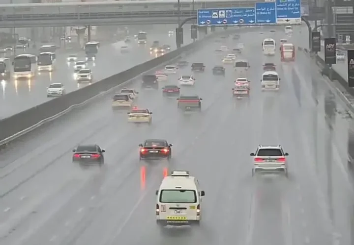 خوشحالی ساکنان دبی به دلیل باران شدید 32 خوشحالی ساکنان دبی به دلیل باران شدید