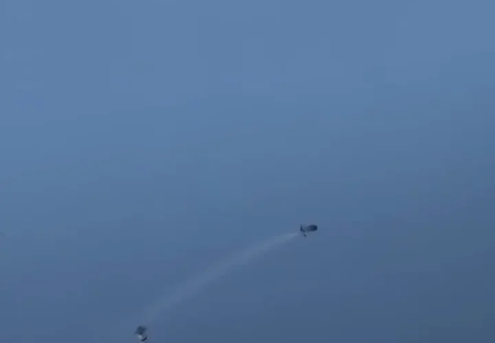 دانش آموزان چینی یک موشک آبی ساخته و پرتاب کردند