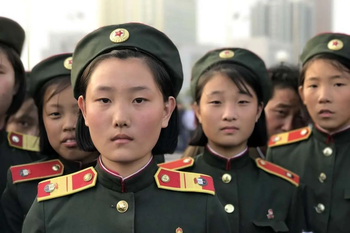 دختران کره شمالی چند سال در ارتش خدمت می کنند؟