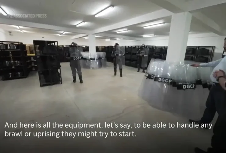 رئیس جمهور کاستاریکا از زندان وحشتناک السالوادور بازدید کرد