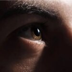 رابطه عجیب پلک زدن و شنیدن!