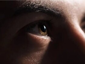 رابطه عجیب پلک زدن و شنیدن!