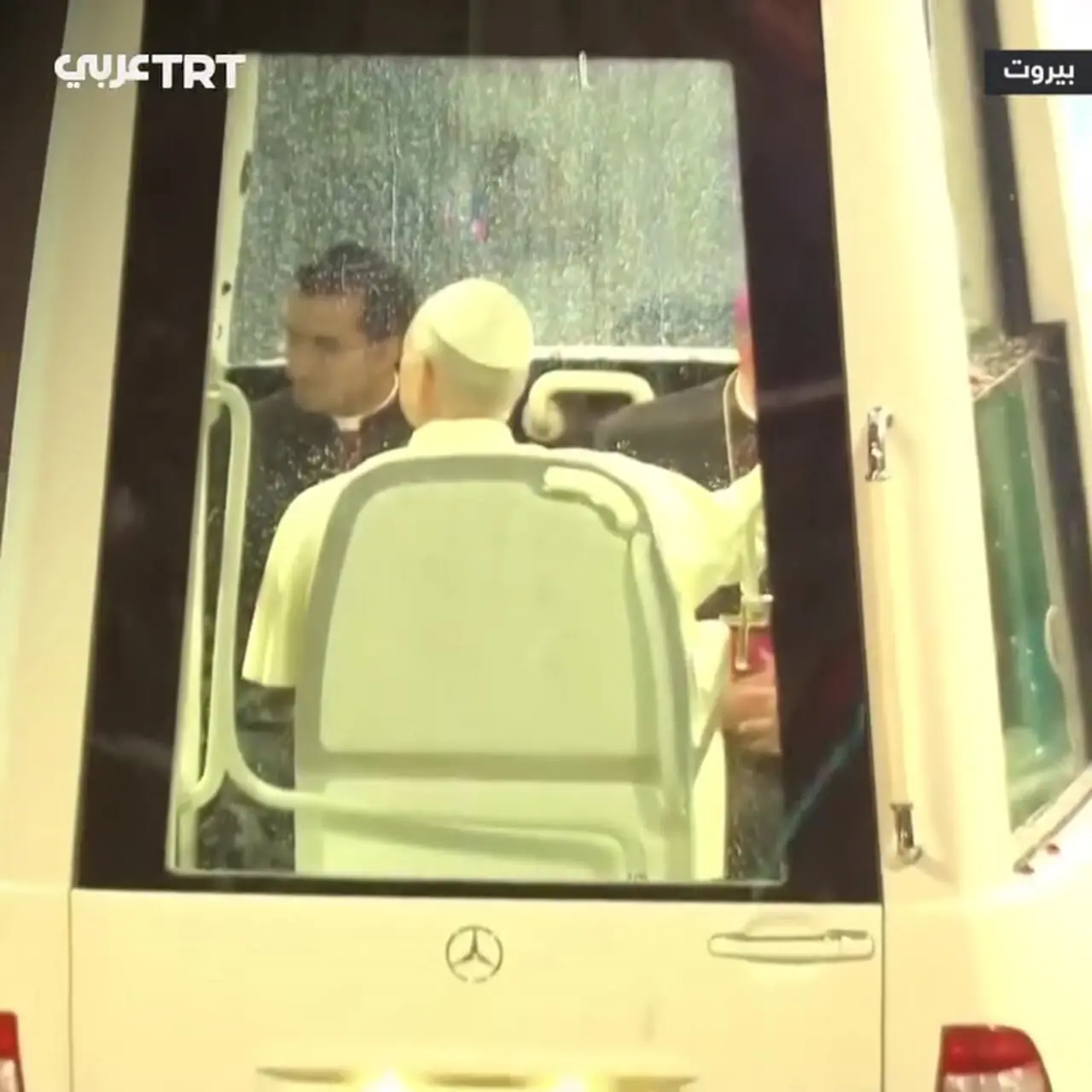 رقص سنتی لبنانی در زیر باران سیل آسا برای استقبال از پاپ 1 رقص سنتی لبنانی در زیر باران سیل آسا برای استقبال از پاپ