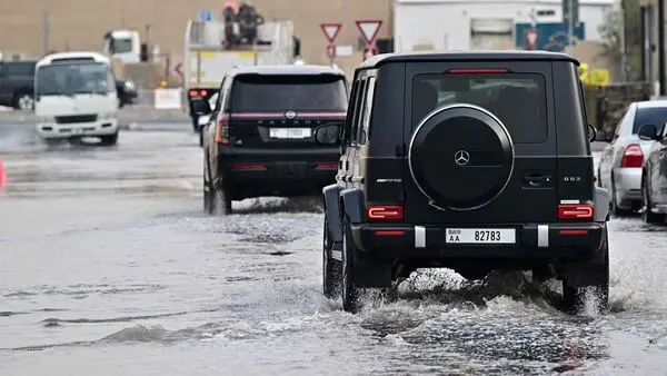 ریزش سنگ عظیم در جاده کوهستانی امارات به دلیل بارندگی شدید