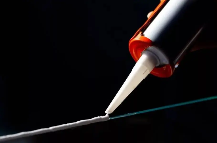 ساخت یک چسب قوی از روغن سوخته که می تواند خودروها را به خود جذب کند