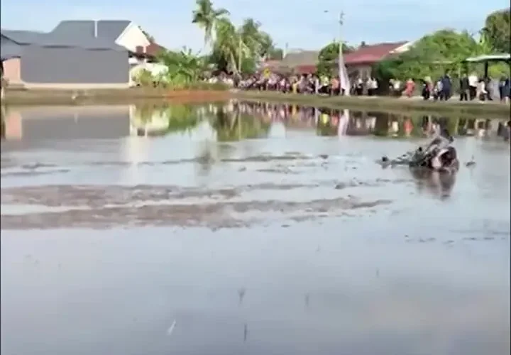 سقوط راننده پاراموتور پس از برخورد با سیم برق