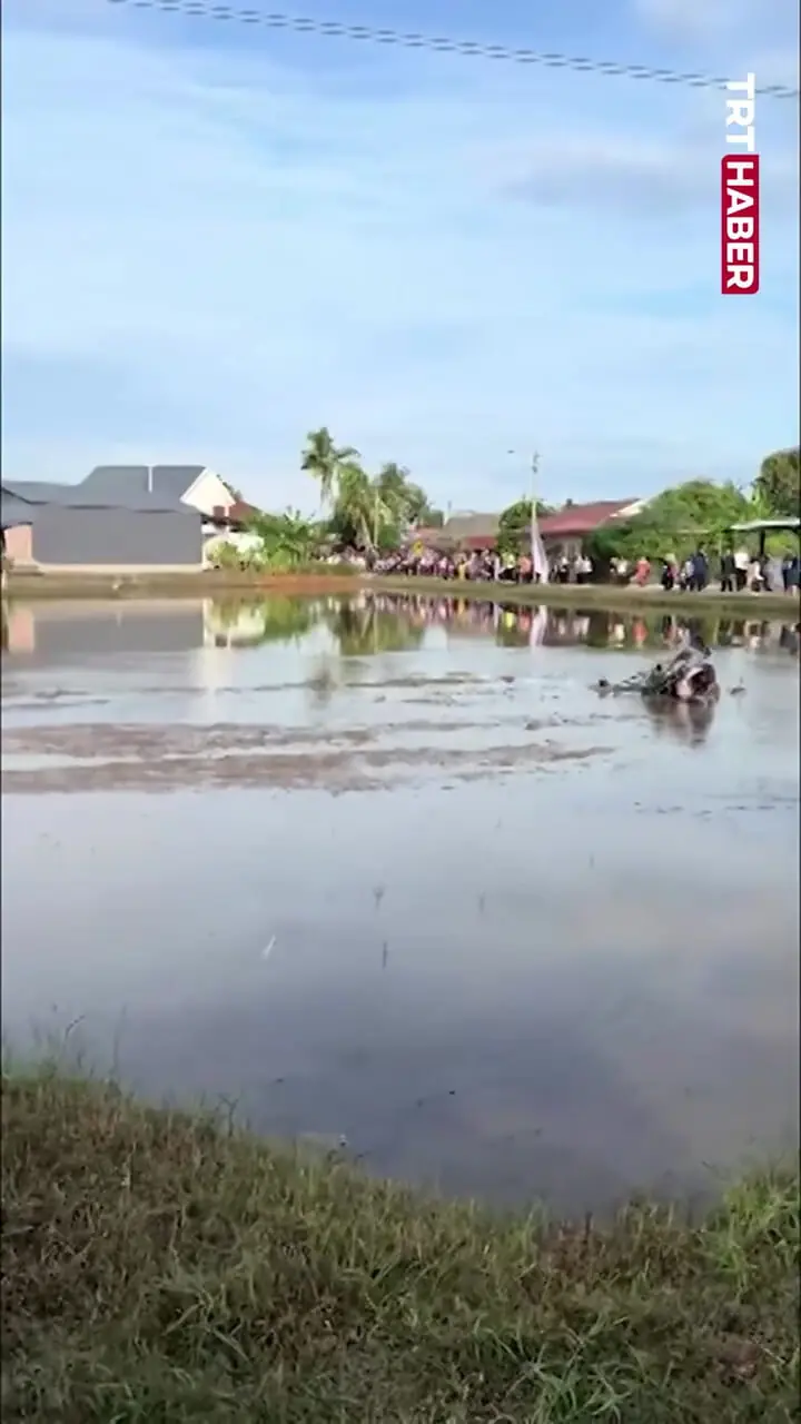 سقوط راننده پاراموتور پس از برخورد با سیم برق