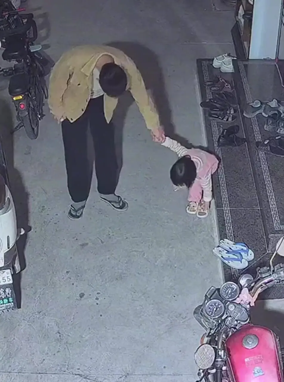 سورپرایز شیرین کودک هنگام پوشیدن کفش