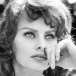 سوفیا لورن و 3 بازیگر مشهور هالیوود در کنار برج ایفل هستند. 63 سال پیش