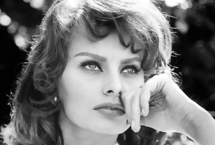 سوفیا لورن و 3 بازیگر مشهور هالیوود در کنار برج ایفل هستند. 63 سال پیش