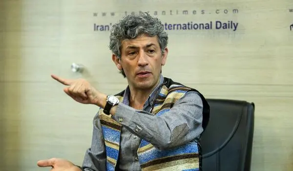 سیروس همتی در کنار همسر و دوقلوهایش