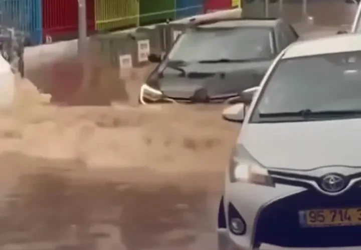 سیل یکی از شهرهای اسرائیل را فلج کرد