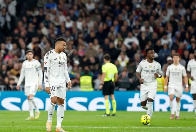 شب دردناک رئال مادرید مقابل سلتاویگو; 9 بازیکن، شکست خورده و دور از بارسلونا 12 شب دردناک رئال مادرید مقابل سلتاویگو; 9 بازیکن، شکست خورده و دور از بارسلونا