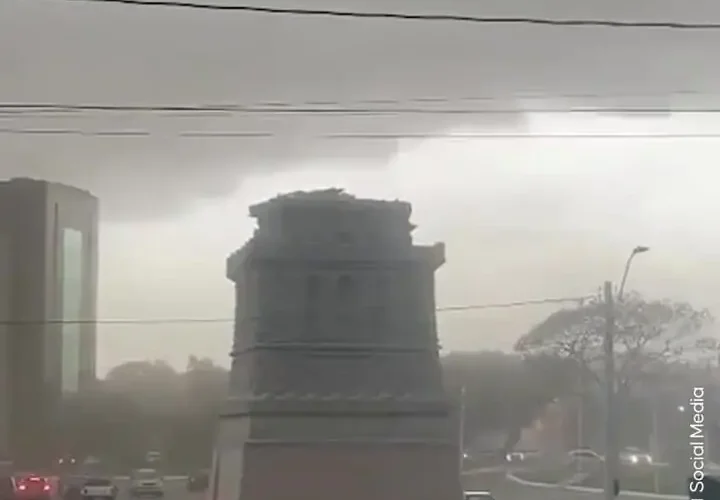 طوفان شدید مجسمه آزادی را سرنگون کرد