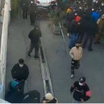 عصبانیت کهن از معترضان/ در مقابل ساختمان موسسه کهن فریاد فحاشی سر دادند.