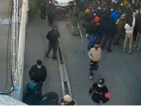 عصبانیت کهن از معترضان/ در مقابل ساختمان موسسه کهن فریاد فحاشی سر دادند. 9 عصبانیت کهن از معترضان/ در مقابل ساختمان موسسه کهن فریاد فحاشی سر دادند.