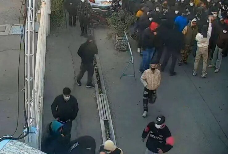 عصبانیت کهن از معترضان/ در مقابل ساختمان موسسه کهن فریاد فحاشی سر دادند. 32 عصبانیت کهن از معترضان/ در مقابل ساختمان موسسه کهن فریاد فحاشی سر دادند.