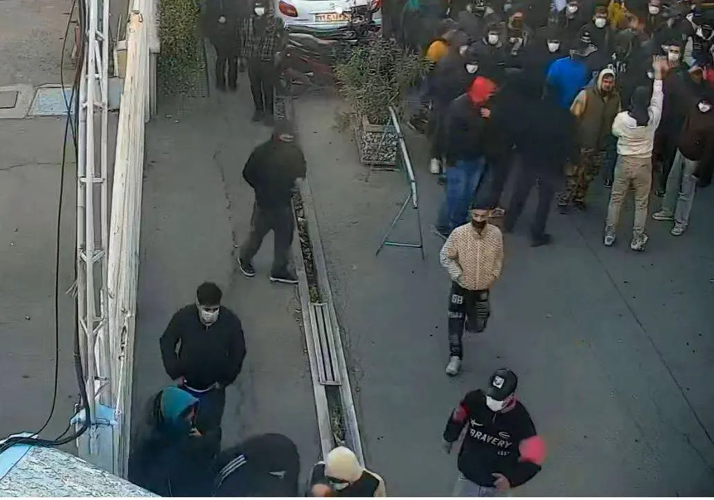 عصبانیت کهن از معترضان/ در مقابل ساختمان موسسه کهن فریاد فحاشی سر دادند. 1 عصبانیت کهن از معترضان/ در مقابل ساختمان موسسه کهن فریاد فحاشی سر دادند.