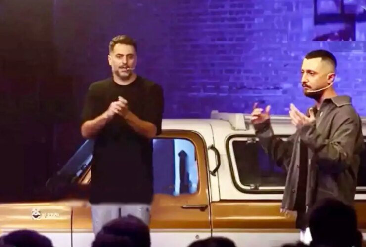 علی ضیا آمده بود جایزه بدهد، هم خودش و هم دوستش سرخ شده بودند! 6 علی ضیا آمده بود جایزه بدهد، هم خودش و هم دوستش سرخ شده بودند!