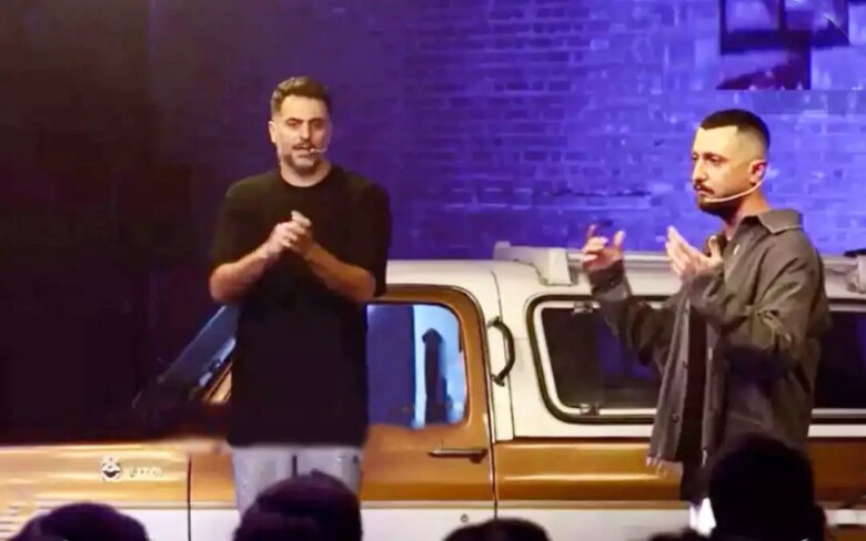 علی ضیا آمده بود جایزه بدهد، هم خودش و هم دوستش سرخ شده بودند!