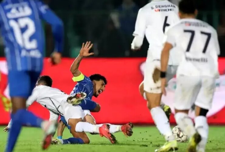 علیرضا فغانی پنالتی استقلال را رد کرد! 10 علیرضا فغانی پنالتی استقلال را رد کرد!