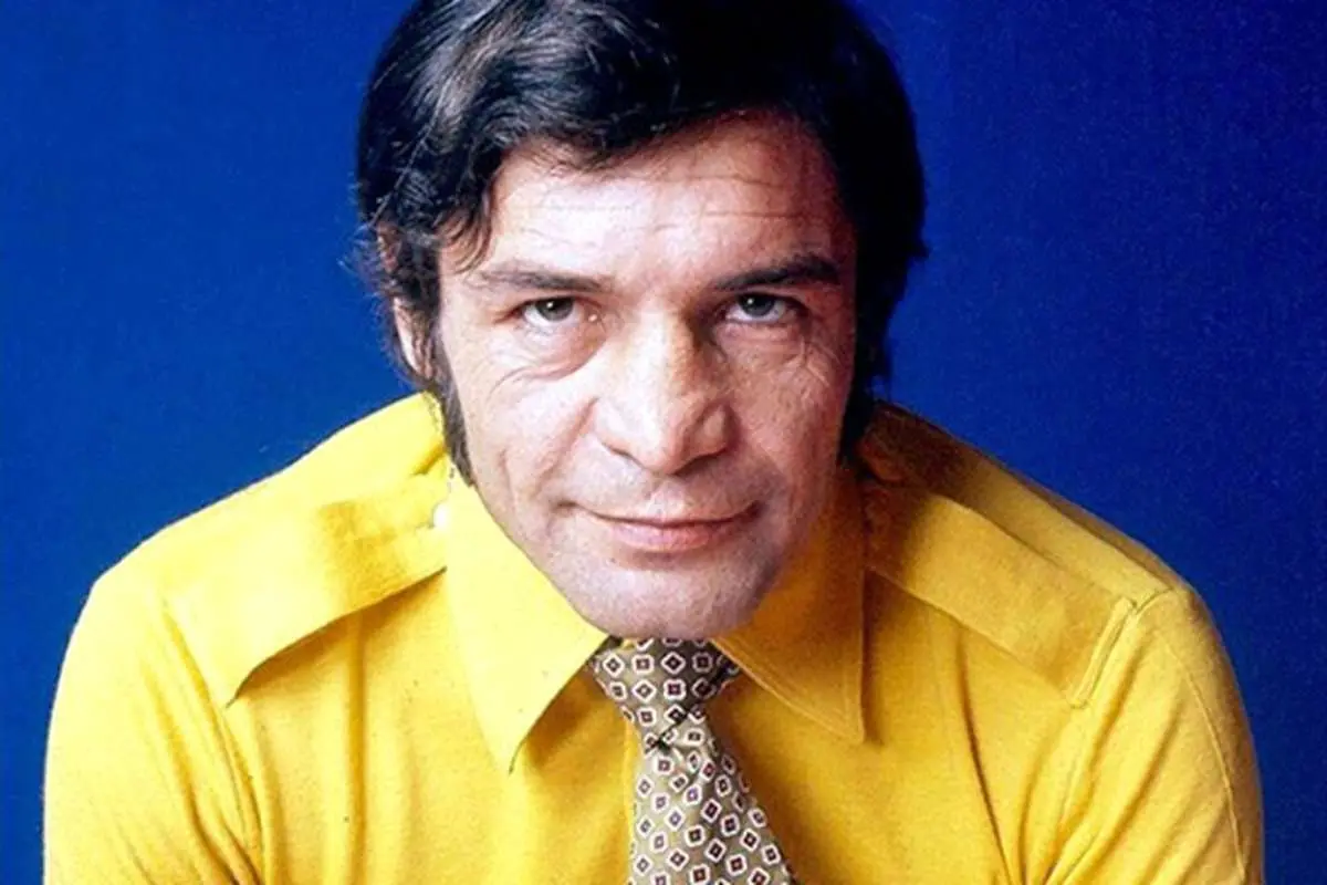 (عکس) تمرین بیک ایمانوردی با دمبل در خانه، دهه 40