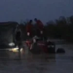 عکس های نفس گیر از گرفتار شدن راننده کامیون در سیل کرمان