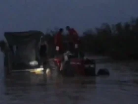 عکس های نفس گیر از گرفتار شدن راننده کامیون در سیل کرمان 8 عکس های نفس گیر از گرفتار شدن راننده کامیون در سیل کرمان