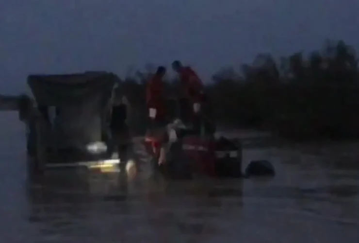 عکس های نفس گیر از گرفتار شدن راننده کامیون در سیل کرمان 32 عکس های نفس گیر از گرفتار شدن راننده کامیون در سیل کرمان