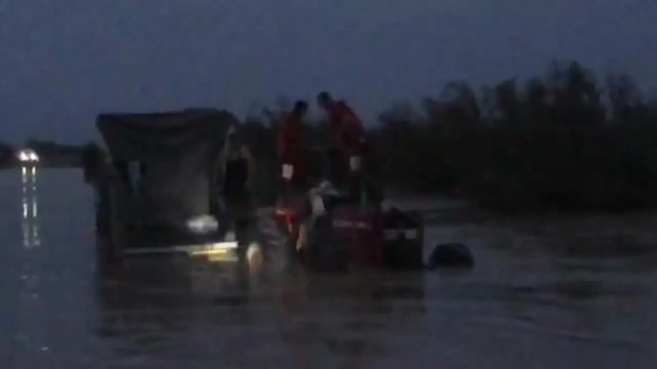 عکس های نفس گیر از گرفتار شدن راننده کامیون در سیل کرمان 1 عکس های نفس گیر از گرفتار شدن راننده کامیون در سیل کرمان