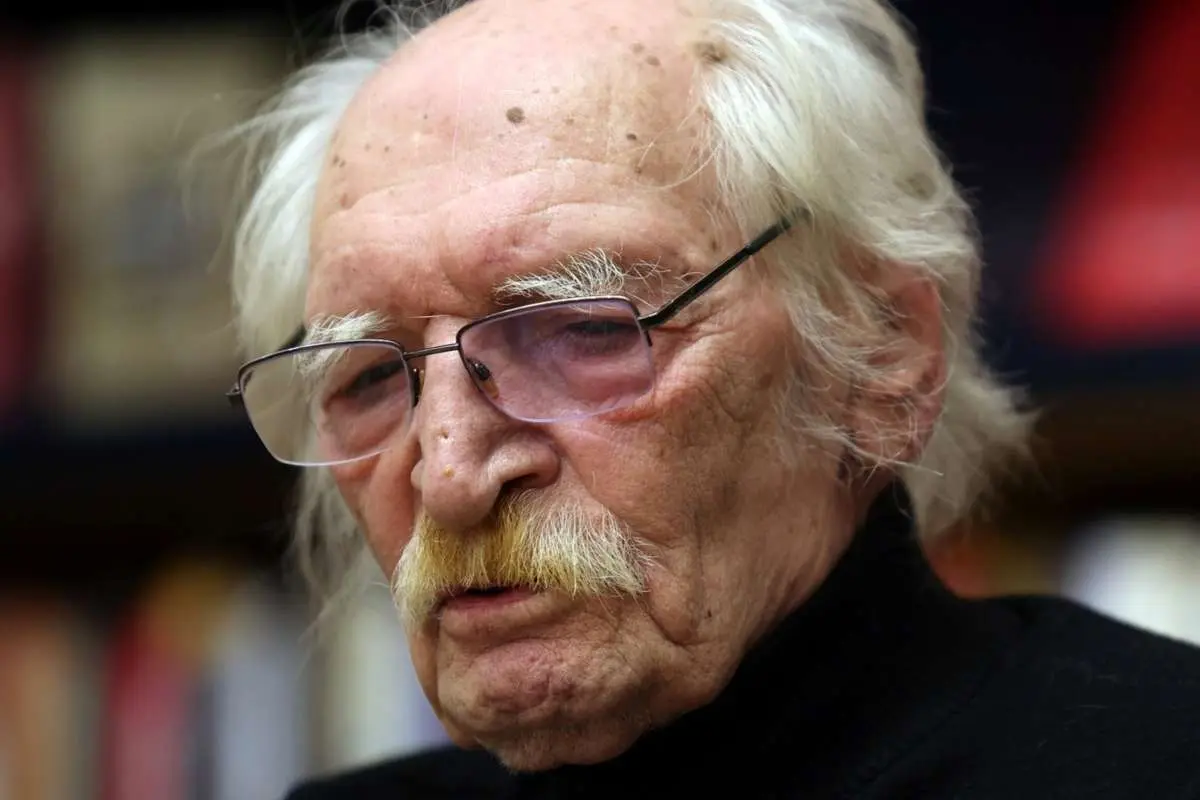 عکس؛ سیگار کشیدن محمود دولت آبادی