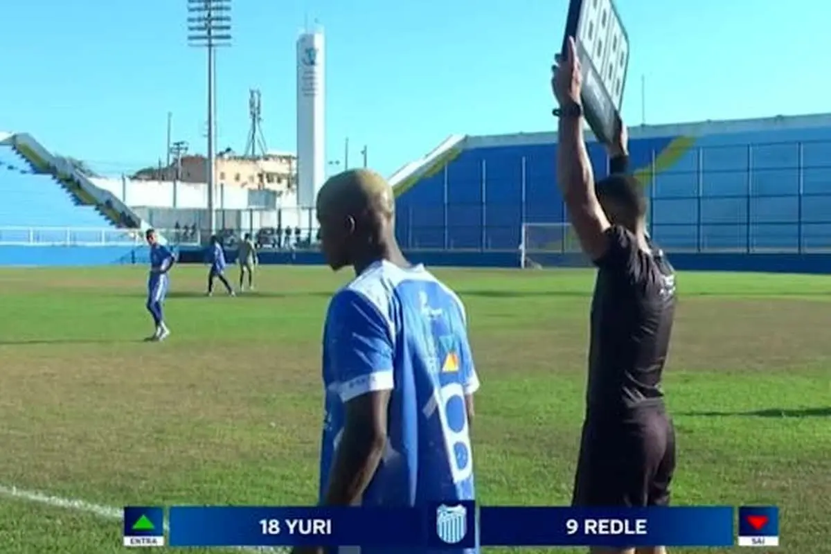 عکس؛ فوتبالیست دستگیر شده با دستبند الکترونیکی وارد زمین شد