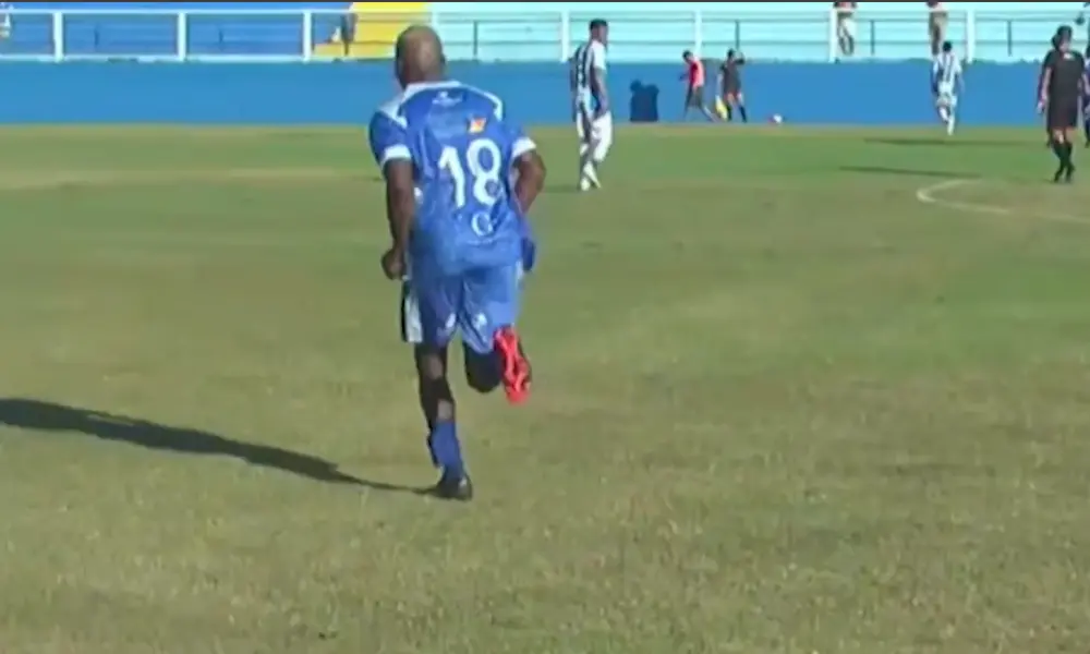 عکس؛ فوتبالیست دستگیر شده با دستبند الکترونیکی وارد زمین شد 6 بازیکن فوتبال زندانی