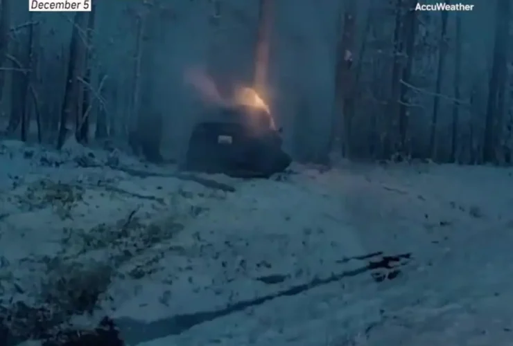 فرار معجزه آسای راننده از خودروی در حال سوختن